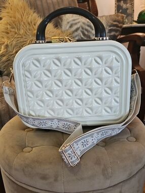 TRIFORCE Hardshell Carry On MU/Toilettries Bag Cream Colour   EUC